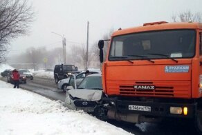 Авария дня. В Магнитогорске водитель КамАЗа вылетел на встречку
