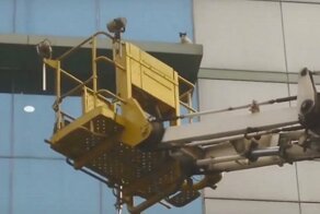 Спасения застрявшей на уступе офисного здания кошки