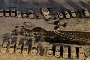 Парковка с мультяшными автомобилями: петербуржцы дождались первого снега