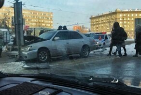 Авария дня. В Новосибирске "Тойота" влетела в толпу людей
