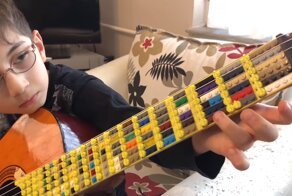 Отец с сыном смастерили уникальную гитару из Lego