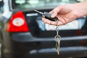 Хитрец  взял в аренду автомобиль и продал его в автосалон