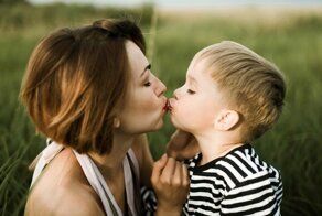 Запретный поцелуй: стоит ли целовать в губы собственного ребенка?