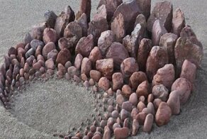 Художник творит настроение из камней
