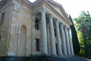 Зимний театр в Гагре: символ былой эпохи