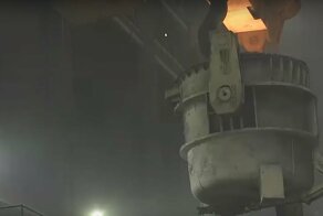 Раскалённая сталь вылилась из ковша в цехе электрометаллургического комбината