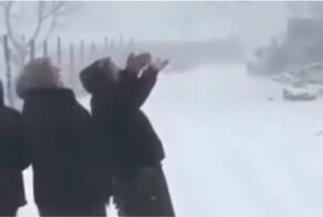 Веселые бабушки зовут подружку на прогулку