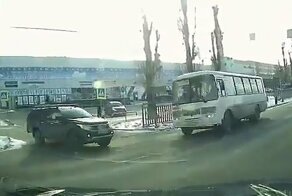 В Воронеже столкнулись пикап и маршрутный автобус