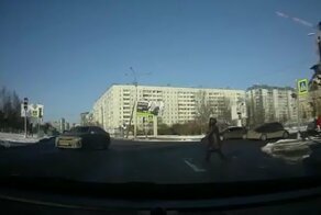 В Петербурге автомобиль сбил лыжника на пешеходном переходе