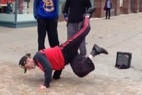 Расступись, молодежь: 60-летний брейкер зажигает на улице