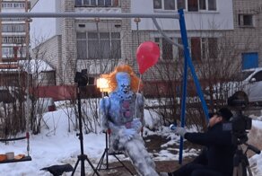 Во дворе Сарова слепили очень реалистичного Пеннивайза
