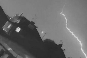 Удар молнии в британский самолет попал на видео