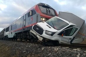 В Турции водитель грузовика пережил столкновение с поездом
