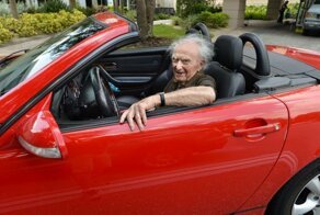 107-летний дедушка из Флориды водит красный кабриолет и собирается жениться