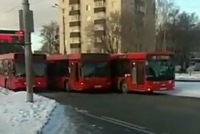 Три жадных водителя: в Казани не поделили дорогу автобусы