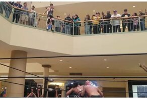 Зрелищный прыжок рестлера со второго этажа