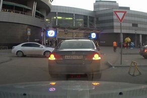 Тебя объехали и ты объезжай! Конфликт на парковке у ТЦ