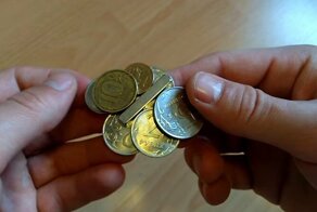 Тянет – не тянет: почему одни монеты магнит притягивает, а другие – нет?