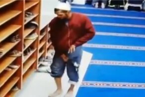 Кража обуви в мечети попала на видео