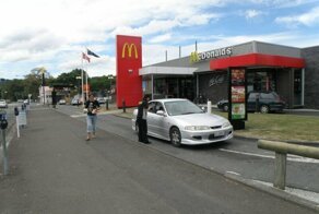 Женщина отомстила нетерпеливому клиенту McDonalds