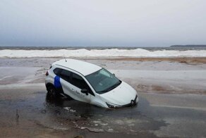 Аренда завершена! На берегу Финского залива бросили прокатный Renault