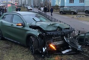Авария дня. "Вольво" и "Мерседес" столкнулись в Петербурге