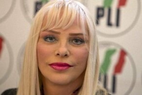 Чиччолина вернулась в политику после того, как ей втрое урезали пенсию