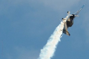 Пилот самолета, развалившегося в воздухе, чудом уцелел (6 фото)