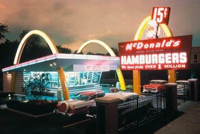 Рождение фастфуда: почему «вредная еда» превратилась в многомиллиардный бизнес