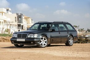 В этом универсале Mercedes-Benz E36 AMG семь посадочных мест