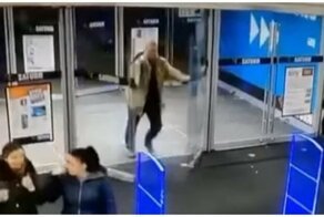 Мужчина разбил стеклянные двери магазина своим эффектным появлением