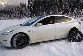 Tesla на гусеничном ходу: владелец приспособил свой электрокар для езды по снегу