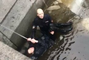 В Санкт-Петербурге полицейский спас прыгнувшего в ледяную воду парня