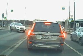 В Петербурге водитель каршеринга не вписался в поворот и устроил ДТП