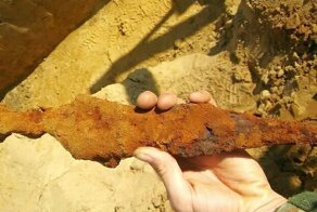 Во время раскопок в Германии парень нашел 2000-летний кинжал