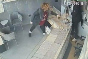 Продавщица ювелирного магазина обезоружила грабителя