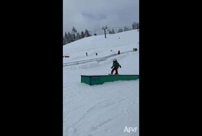 Мама не смогла сдержать смех, когда её сын эффектно приземлился на лыжах