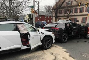 В Бостоне подростки украли из автосалона два Lamborghini Urus и разбили их друг о друга