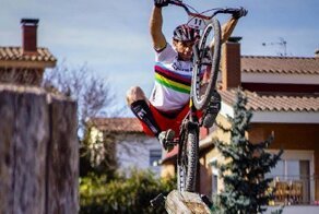 Маунтинбайкер бросает вызов гравитации и здравому смыслу