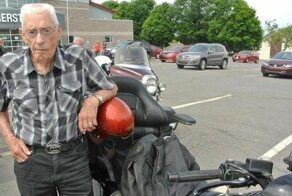 Возраст - это всего лишь цифра! 100-летний байкер из Канады всё еще в седле