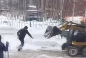 В ХМАО водитель «Нивы» устроил комичное противостояние со снегоуборочной машиной