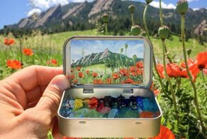 Художник рисует мини-копии пейзажей в коробочках из-под леденцов