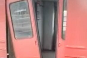 И даже не сквозит: "футуристическая" дверь электрички