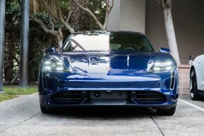 Новенький, полностью электрический спортивный Porsche Taycan сгорел в гараже
