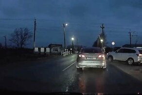 Водитель перепутал педали у ж/д переезда