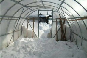 Нужно ли закладывать снег в теплицу