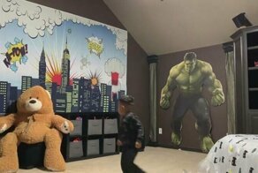 Мать наряжается в костюм гигантского медведя, чтобы удивить сына