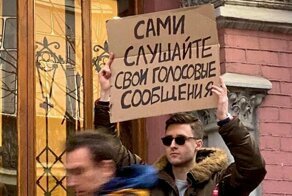 Парень выходит с плакатами и устраивает одиночные пикеты против всего, что раздражает