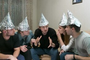 В Петербурге начались обыски по делу о продаже шапочек из фольги