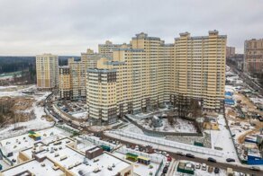 Крупный застройщик не смог договориться с собственником маленького домика